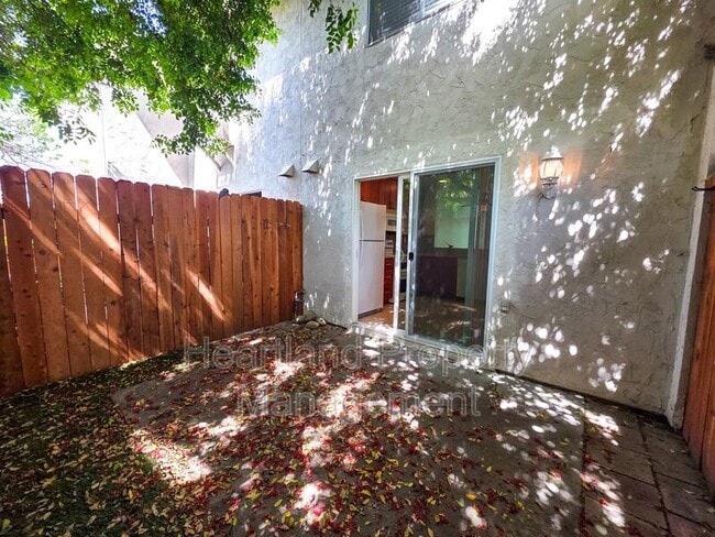 Building Photo - 8284 Echo Dell Rd