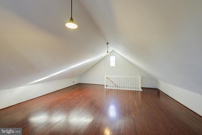 Building Photo - 1900 Q St SE