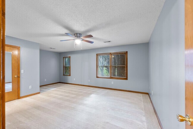 Building Photo - 3707/3709 Stonebridge Dr