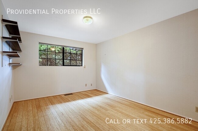 Building Photo - 9530 NE 30th St