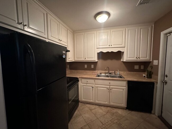 Building Photo - Forest Hills Cutie