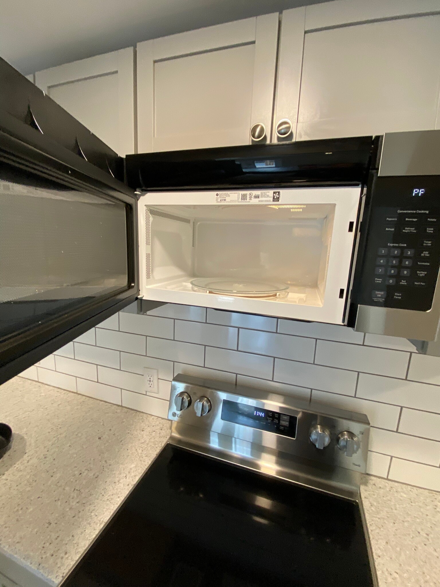 Stainless Steel microwave - 12402 Buchanan Trl W