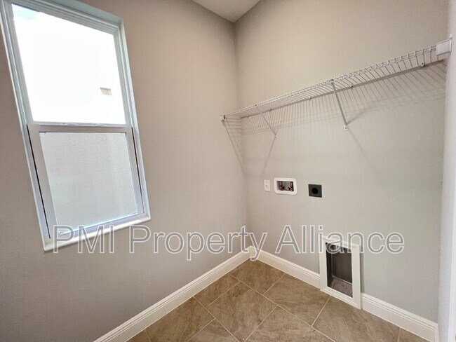 Building Photo - 14521 Crestavista Ave