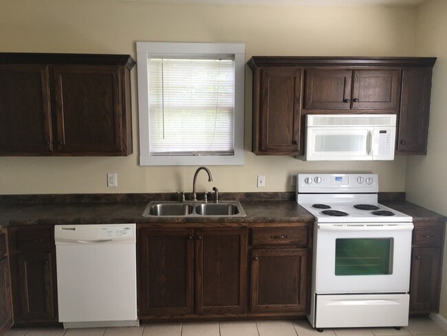 Building Photo - 3 bedroom/3 bath home