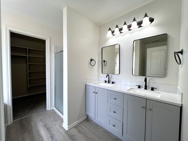 Building Photo - Beautiful 3 bed 2 bath home in the Woodsid...