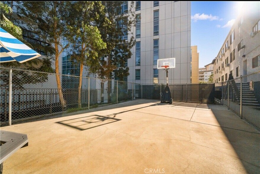 Building Photo - 10982 Roebling Ave