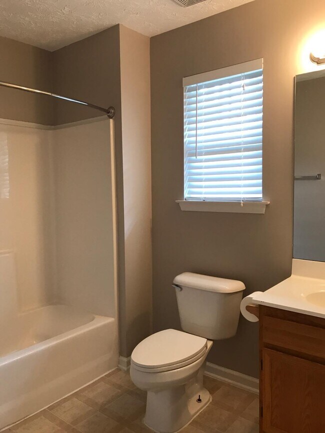 Building Photo - 881 Gerardi Rd