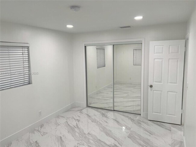 Building Photo - 4337 SW 49th St