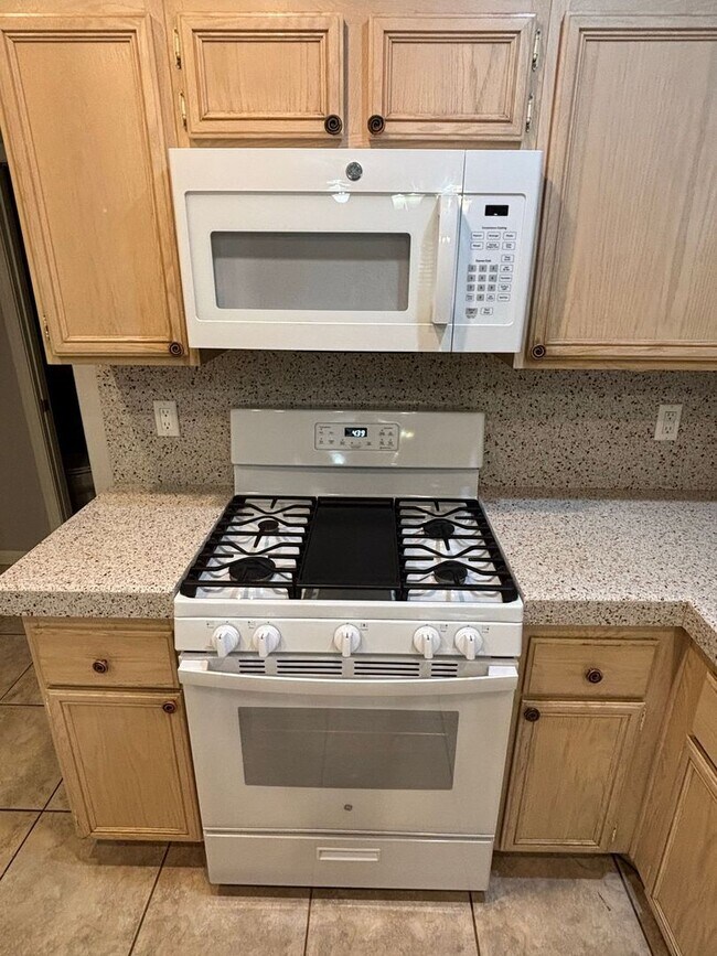 Building Photo - Gated Green Valley Ranch Townhome | 2 Bed | 2.5 Bath | 2-Car Garage