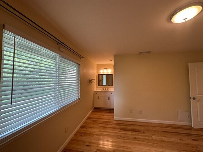 Building Photo - Stunning END-UNIT 3-bedroom condominium located in Agoura Hills