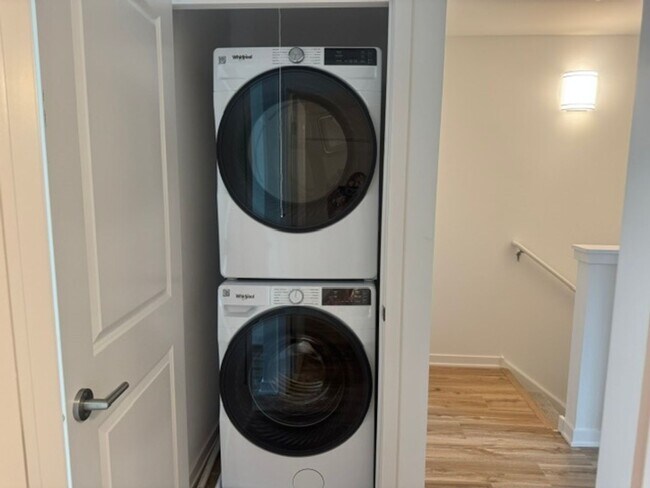 Building Photo - New Construction 3BR/2.5BA Townhome with Attached Garage in Oak Forest, Make your move less expen...
