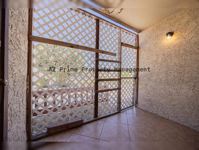 Building Photo - 2121 W Royal Palm Rd