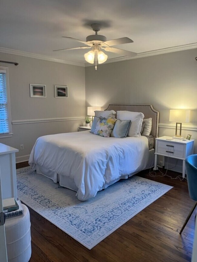 Building Photo - Lovely Three Bedroom Duplex in Myers Park!