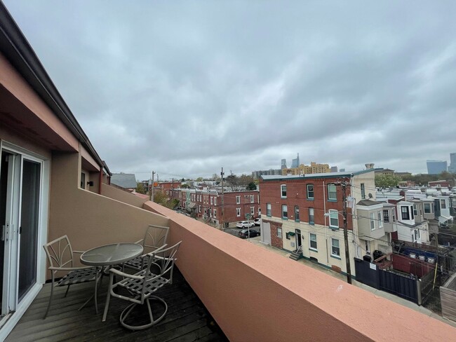 Building Photo - 3-bed, 2-bath GIANT townhouse + GARAGE, BA...