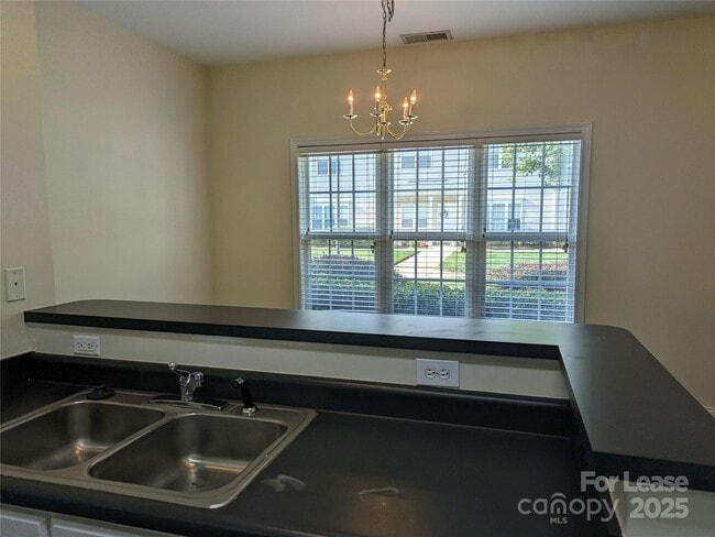 Building Photo - 917 Shearer St