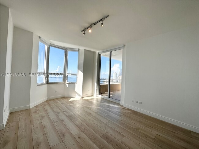 Building Photo - 808 Brickell Key Dr