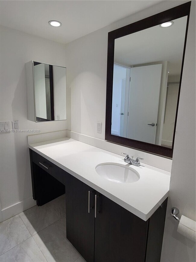 Building Photo - 3625 N Country Club Dr