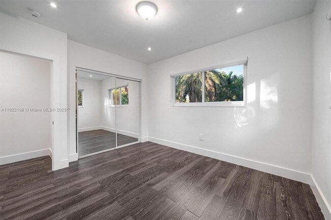 Building Photo - 10618 NE 11th Ct