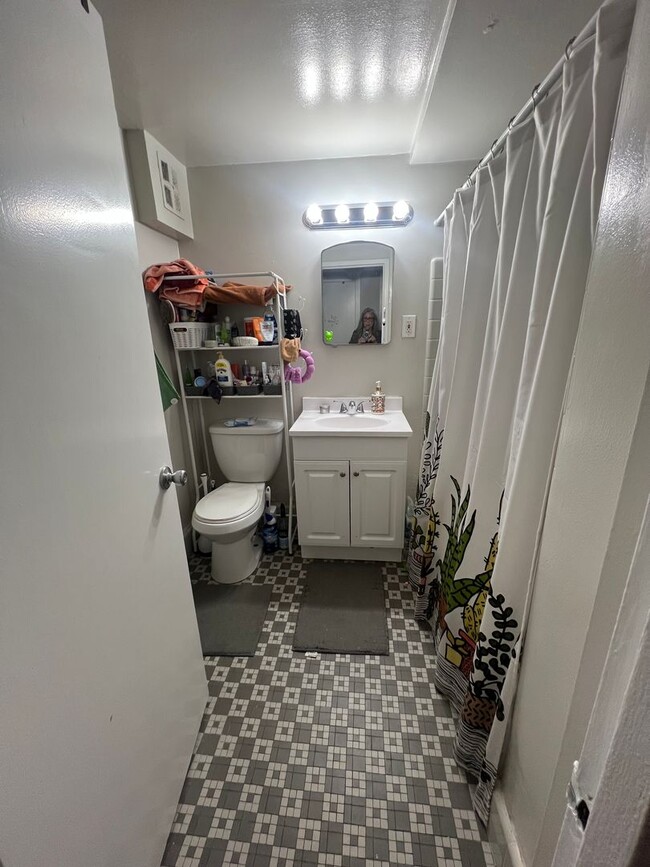 Building Photo - Ravenswood Renovated One Bedroom