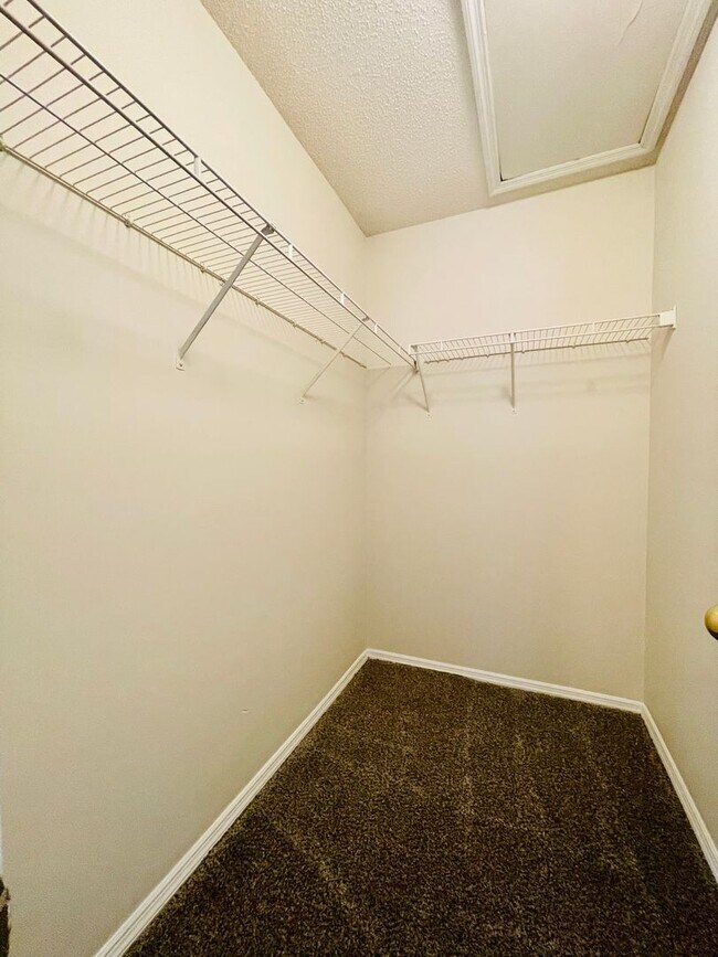 Building Photo - 3038 Regency Oaks Dr