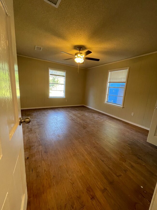 Building Photo - Beautiful River Oaks home 3 bed 1 bath Cov...