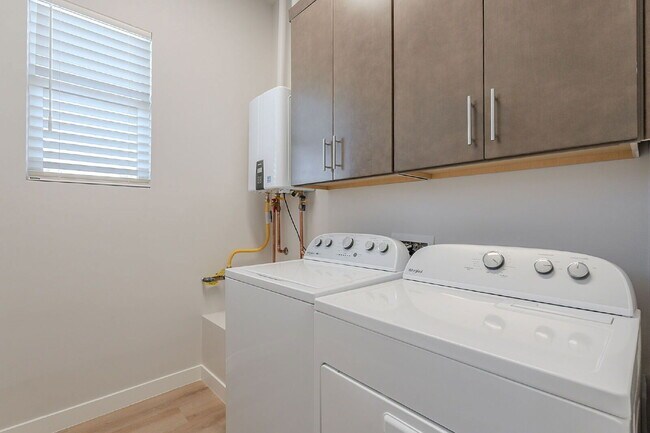 Building Photo - 6041 E Valley Way