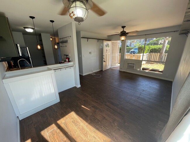 Building Photo - 2 Bed/ 1Bath Unfurnished Upgraded Ground Floor Southpointe Unit with a Yard + 2 Parking Spaces