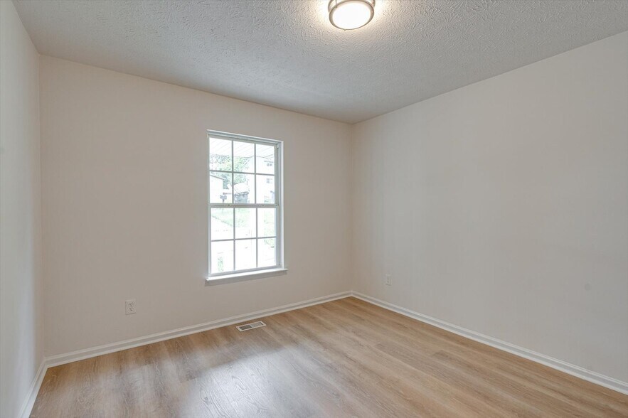 Building Photo - 913 Sylvan Dr