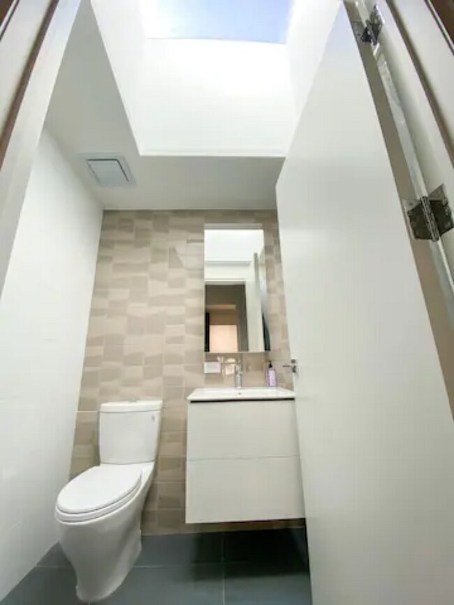 Building Photo - 104 Sterling St