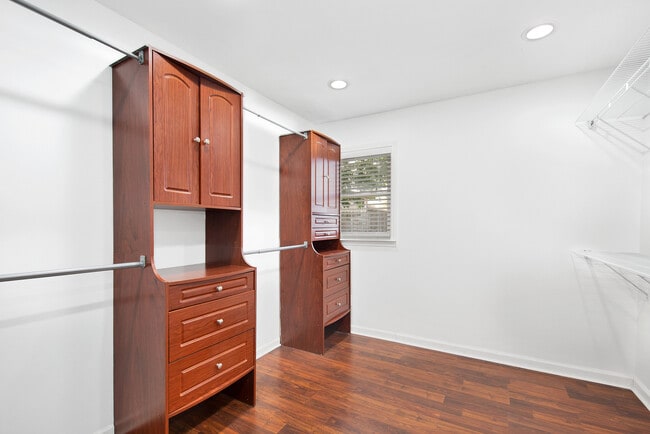 Building Photo - 1013 Stonegate Rd