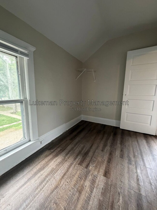 Building Photo - 909 Oak St