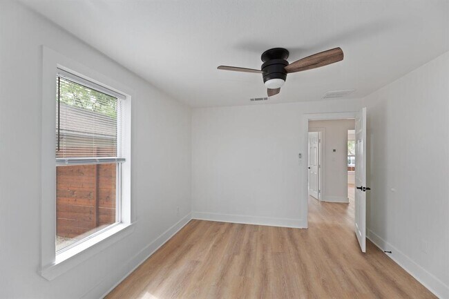 Building Photo - 2208 Santa Rita St