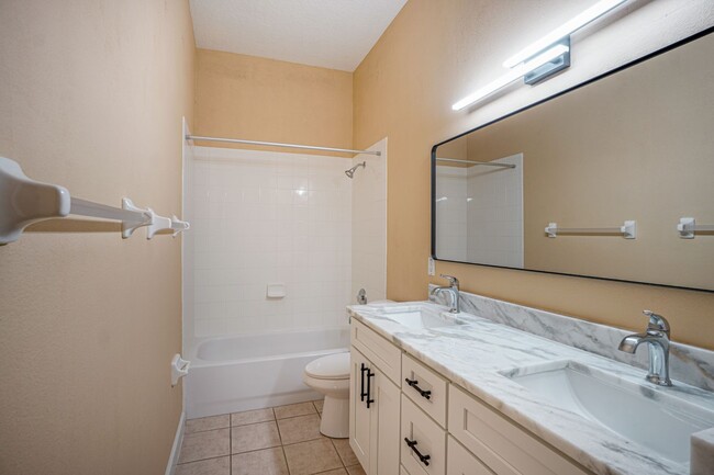 Building Photo - Spacious 4-Bed Home in Magnolia Plantation...