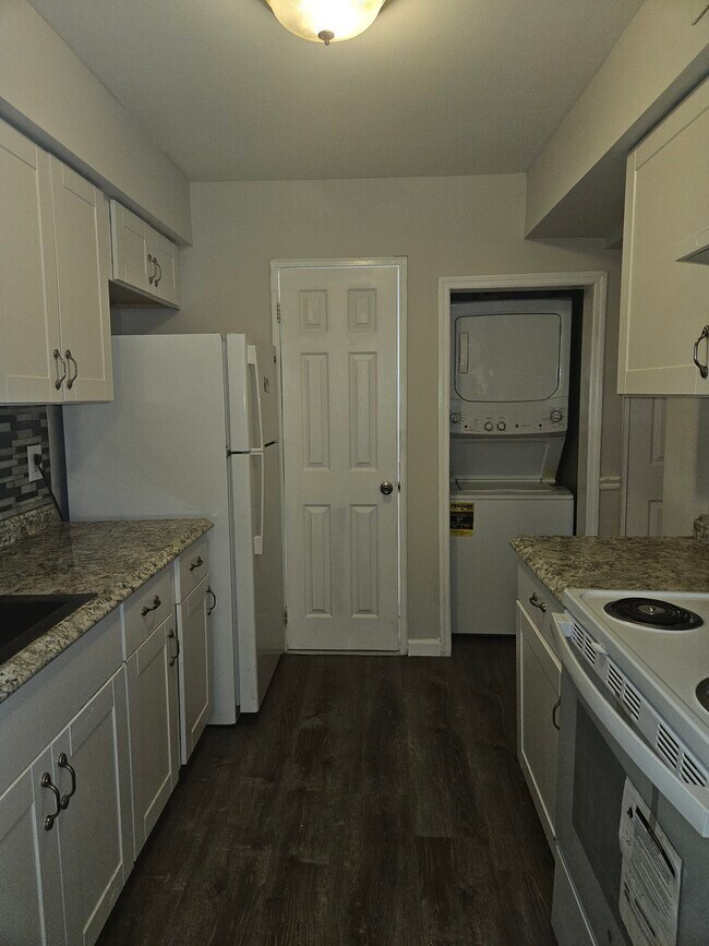 Primary Photo - 3 Ethan Allen Ct