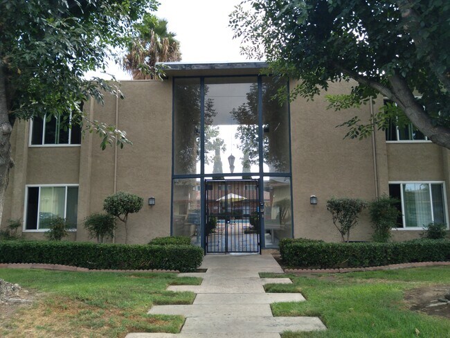 Gated Entry !! - 421 Shady Ln