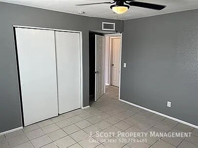 Building Photo - 525 E Peppertree Ave