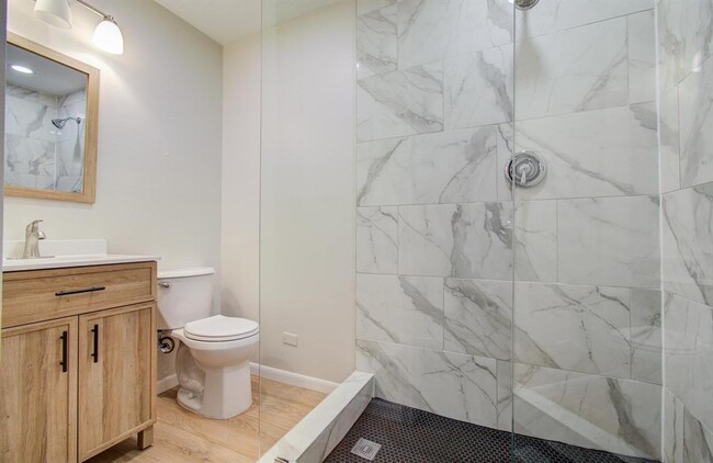 Building Photo - 2202 Briarview Dr