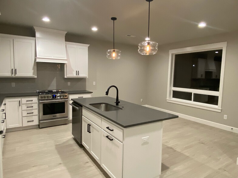 KITCHEN - 17366 SE Hemrich Rd
