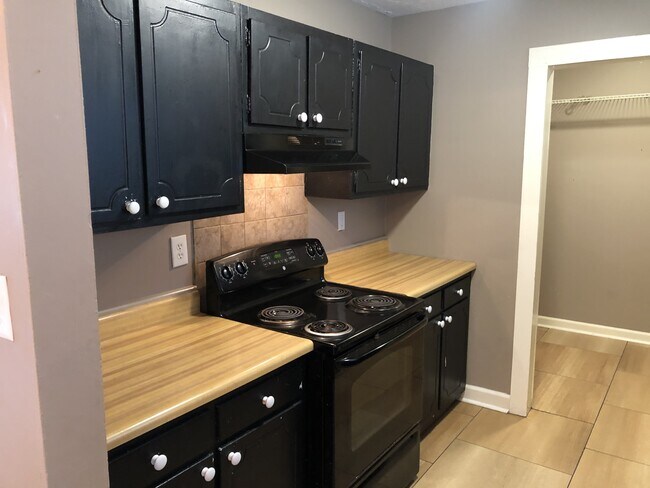 Building Photo - 205 Hedgewood Ct