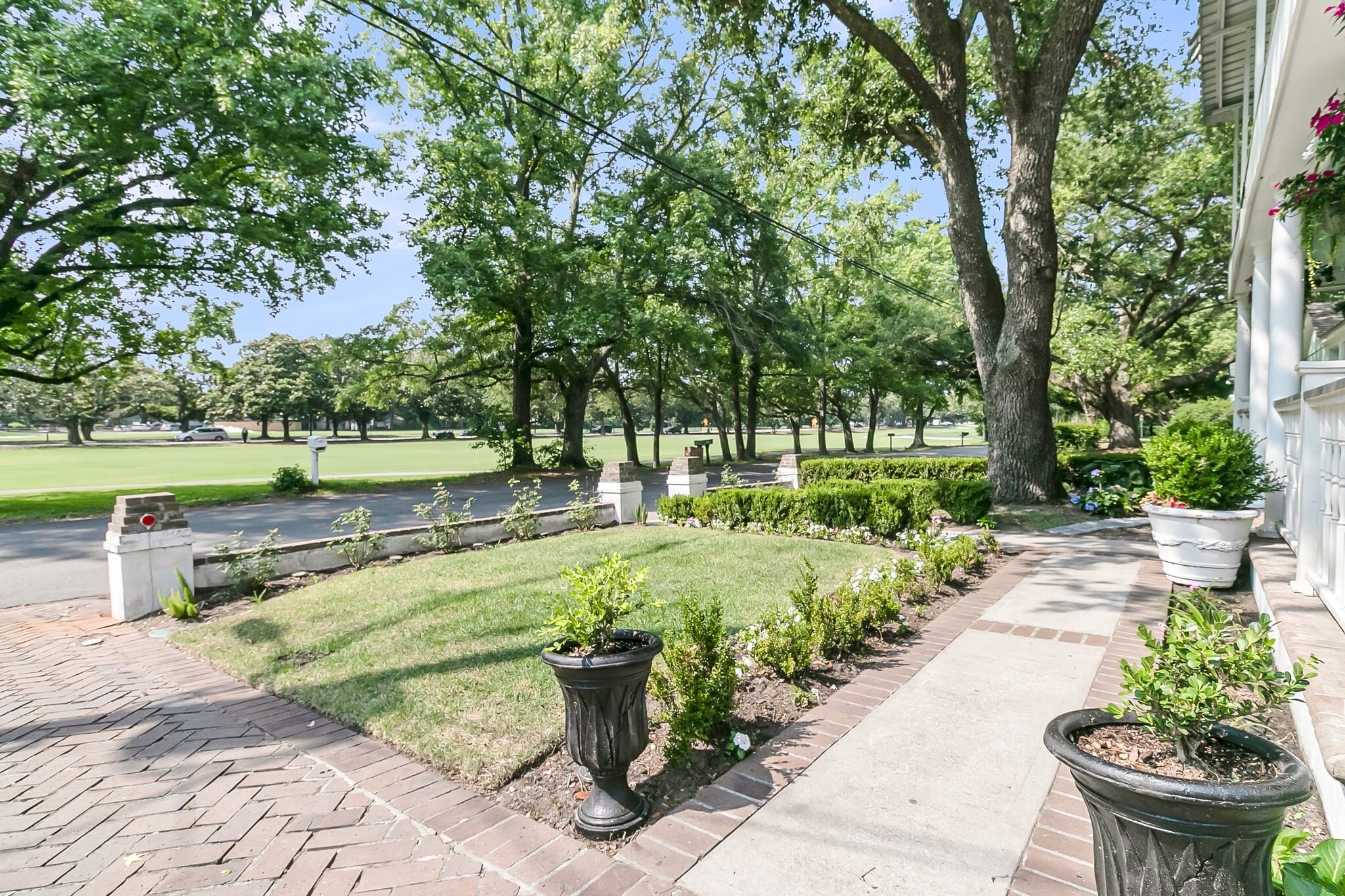 Front Yard facing golf course - 2142 Golfview Dr