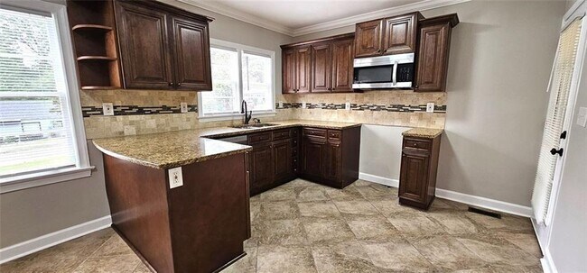 Building Photo - 1752 Parkhill Dr