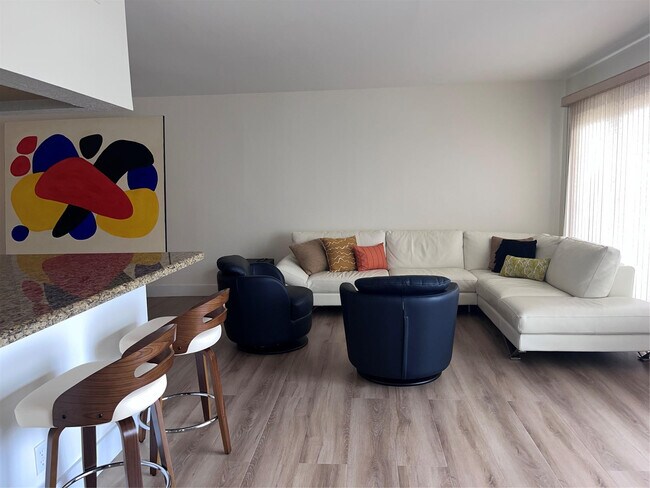 Building Photo - 330 SE 20th Ave