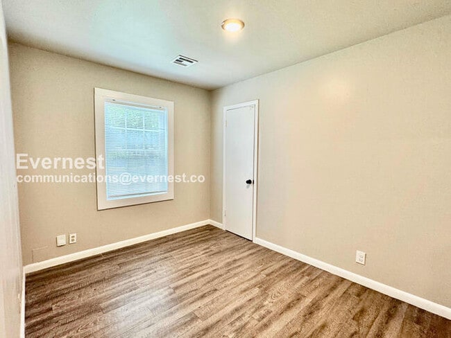 Building Photo - 3 Bed/1 Bath Home with Fenced Yard & Garage / Pet-Friendly / Coming Soon!