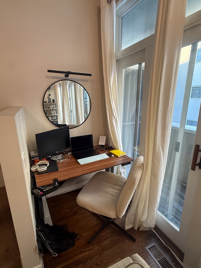 Building Photo - 943 W Huron St