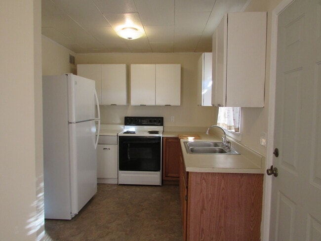 Building Photo - $900 3 Bedroom/1 Bath Spacious Home, Located in a desirable neighborhood