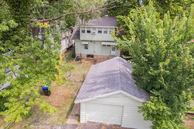 Building Photo - 631 SW Lindenwood Ave