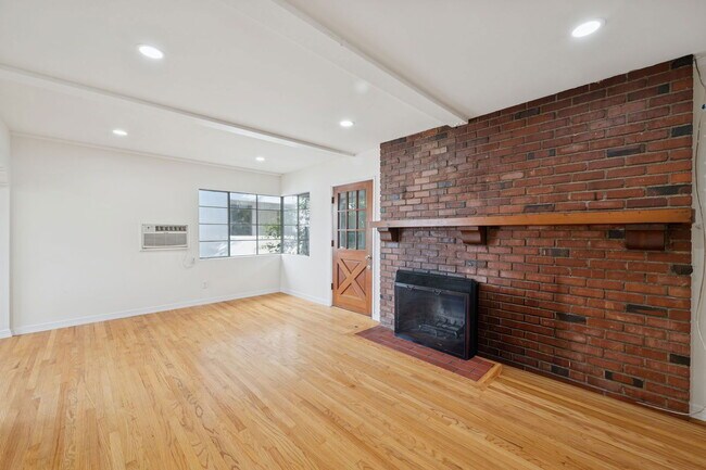 Building Photo - 11613 Moorpark St