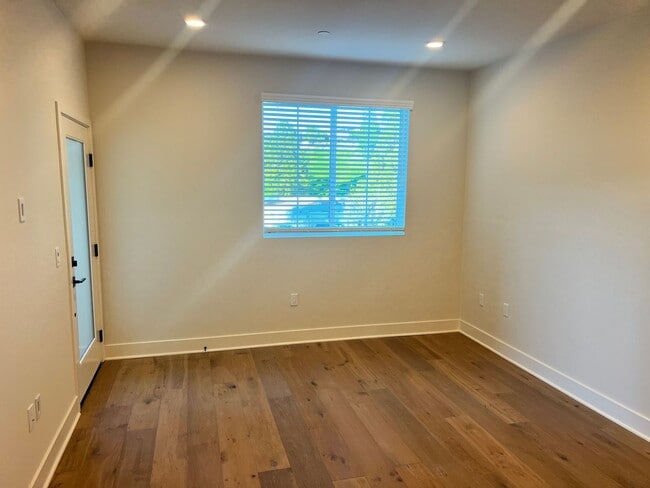 Building Photo - Brand New 2 bed 2 bath Townhome Rolling Hills Estates