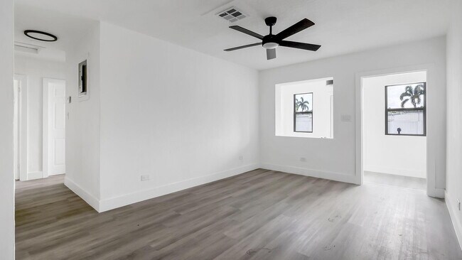 Building Photo - 5015 SW 25th St