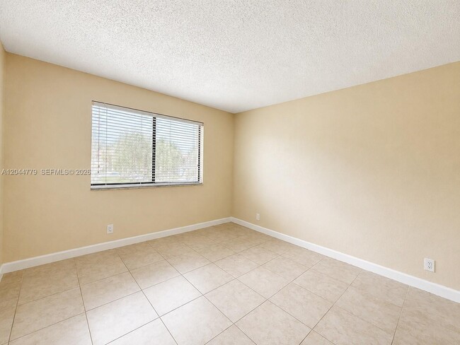 Building Photo - 405 Lakeview Dr